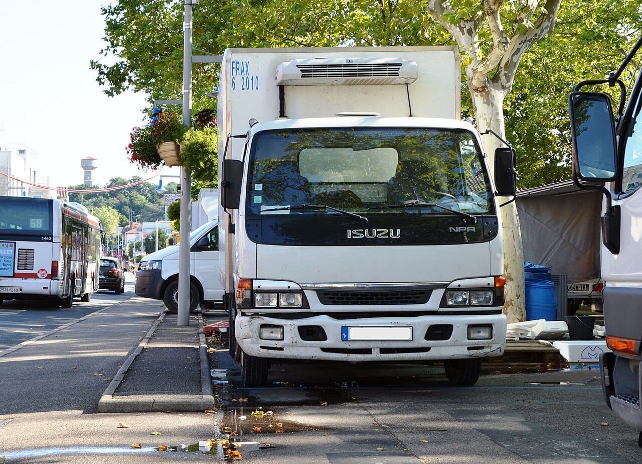 2022 Isuzu NPR NPR 4.2t Refrigerated Box — front three-quarter view